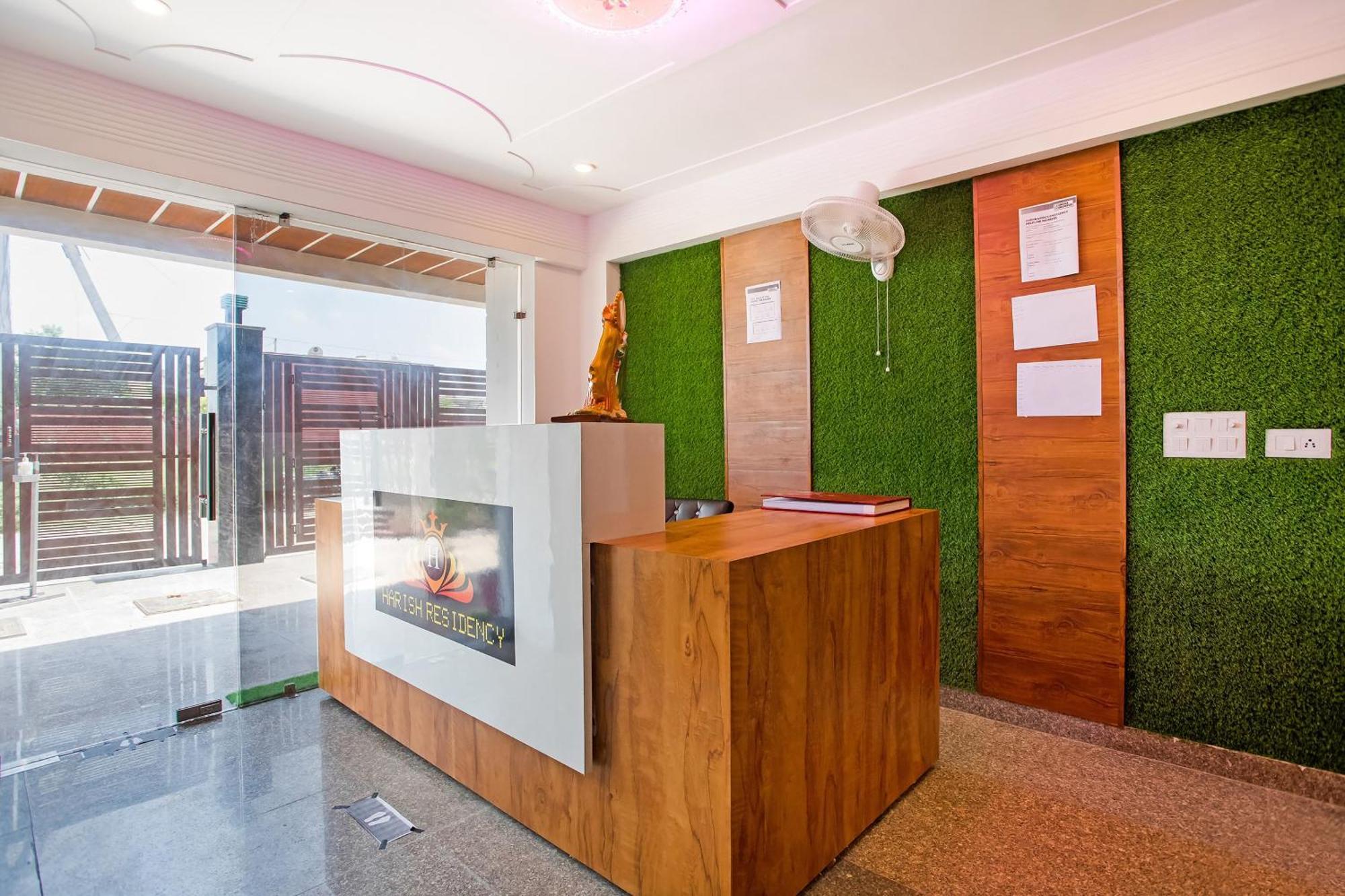 Capital O Harish Residency Hotel Gurgáon Kültér fotó